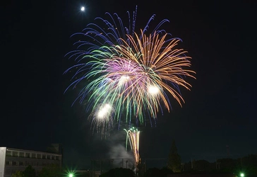 大学祭「第53回柏の森祭」開催　飯塚の夜空を彩る約500発の打ち上げ花火