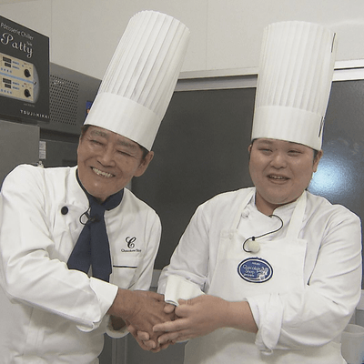 チョコレートショップの佐野社長と握手をするぼる塾・田辺