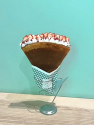2025年秋より、生クリームが魅力の行列カフェ　 「MOUMOU Cafeアスナル金山店」にて、パリパリ食感の クレープを提供開始しています！