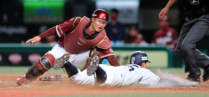 楽天・太田光捕手(写真左)