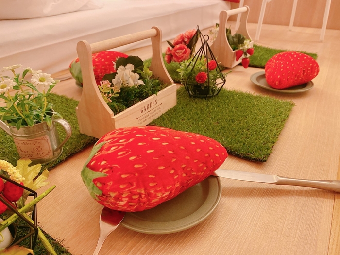 フォトジェニックさ◎ ビッグ苺クッション