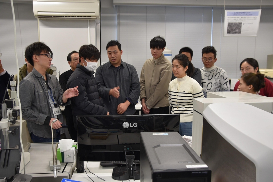 丸山研究室の学生(左)の説明を聞く中国人学生