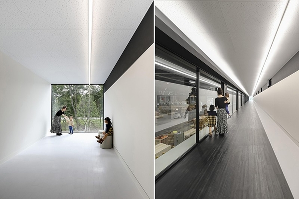 ガラス張りの見学通路