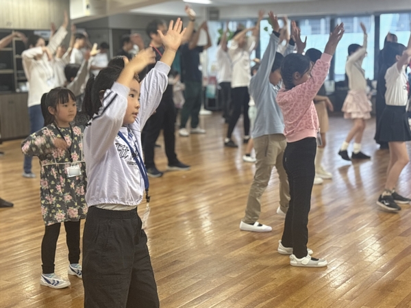 ZUMBAを踊る参加者の皆さんの様子