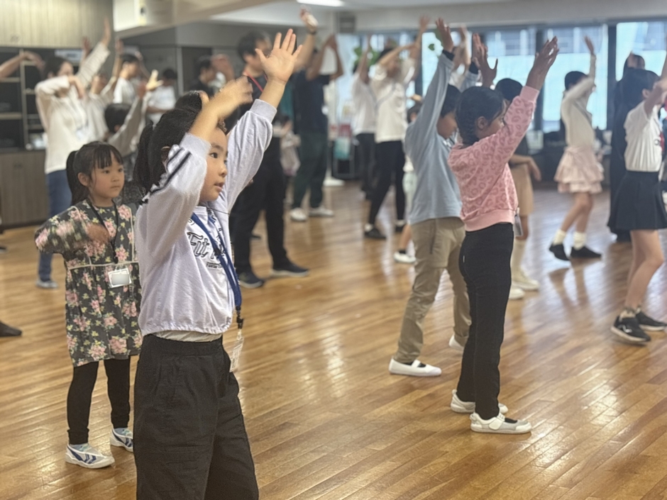 ZUMBAを踊る参加者の皆さんの様子