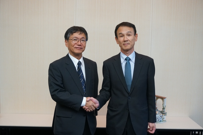 三井E＆S造船 古賀哲郎社長(右)と当社 小葉竹泰則副社長（左）