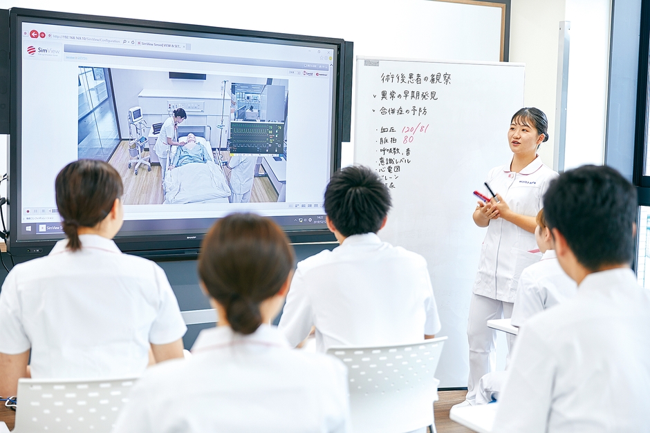 隣接のディブリーフィングルームは、大型モニタでシミュレーション内容を映像で振り返ることも可能。