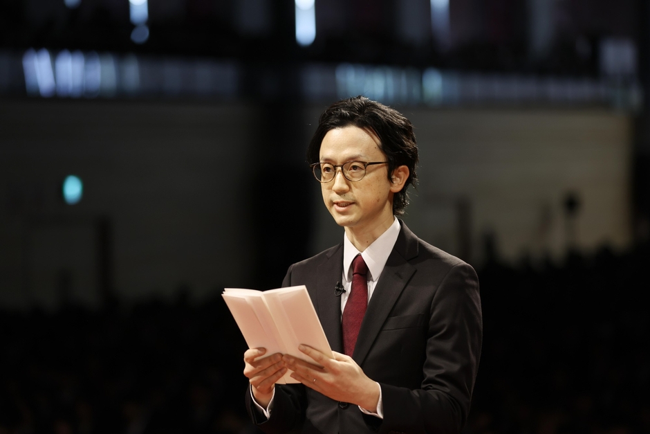 2部で大学院の新入生を代表して宣誓する倉谷さん