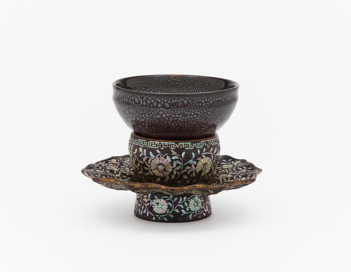 3.重要文化財 油滴天目 附 螺鈿菊花唐草文天目台 天字印・分銅形印 伝津田宗及・江月宗玩 所持 茶碗/南宋時代 12-13世紀 天目台/琉球 16-17世紀