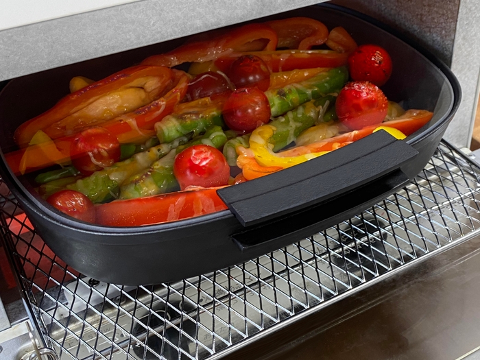 フタをしたまま焼き目を確認!フタがあるからグリル等の庫内も汚れない!