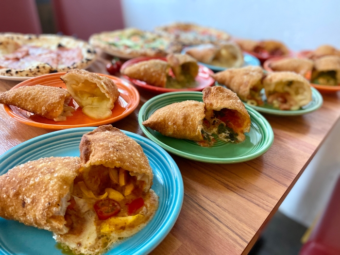 揚げピザは全12種類