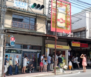 大行列ができている熱海“初”のプリン専門店！ 　なんと3日間で3,500個を販売！ ここだけのオリジナルプリンに大注目　 熱海初のプリン専門店「熱海プリン」オープン