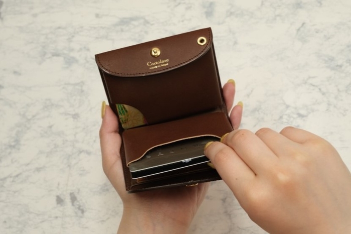 カードを入れる(内側)