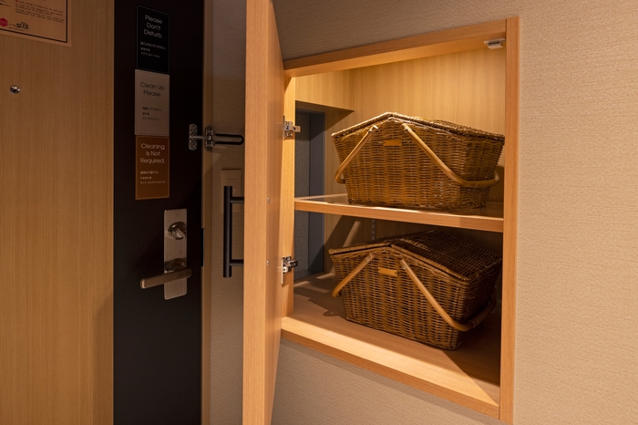 バスケットの入った小窓