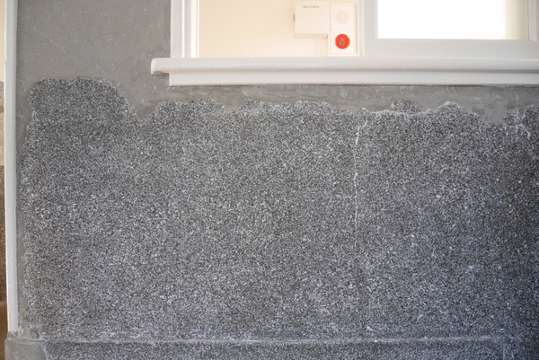 腰壁に現れた大理石風の研ぎ出し仕上げ。確認できた部分については、そのまま元の姿に戻しています