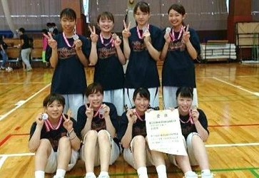 女子バスケットボール部が飯塚市長を表敬訪問　全国私立短期大学体育大会2年連続、準優勝