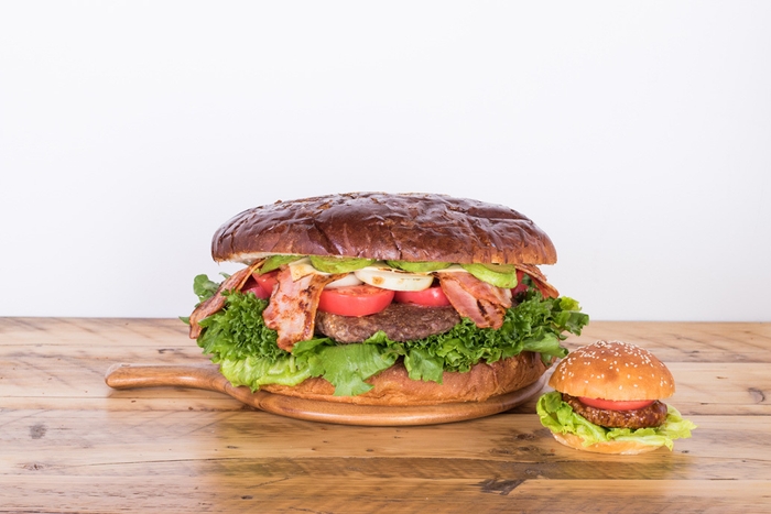 『メガバーガー』約2kg 16人分