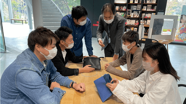 完成品を確認する学生