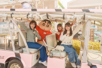 ▲「ふたば幼稚園トラム」で、しんちゃんと出発おしんこー！