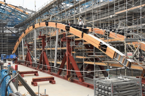 梁は地上で鉄骨を組み立て、福島県産のスギの構造用集積材で挟み仕上げられる