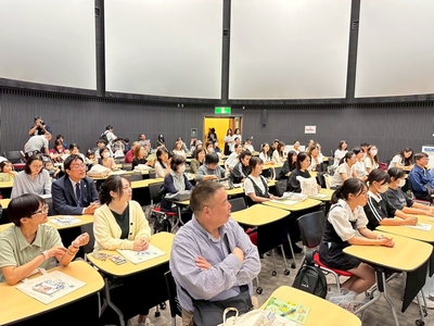 会場は満員に