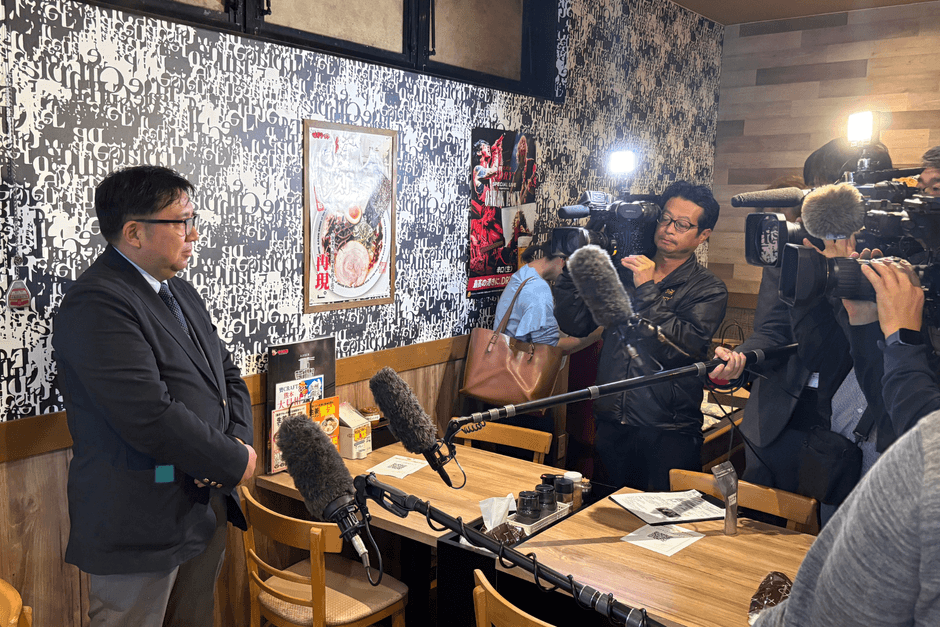 記者のインタビューに答えるトイメディカル代表竹下英徳