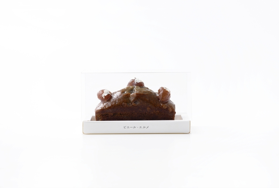 「黒ゴマのパウンドケーキ」（1,944円／香ばしい黒ゴマを練り込んだ、しっとりとした口当たりのケーキ。仕上げに栗と銀箔をのせました。