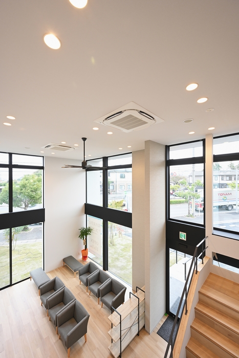高い天井で解放感のある待合室