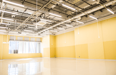 今回の募集のテナント区画「K110」。想定天井高は約4ｍ