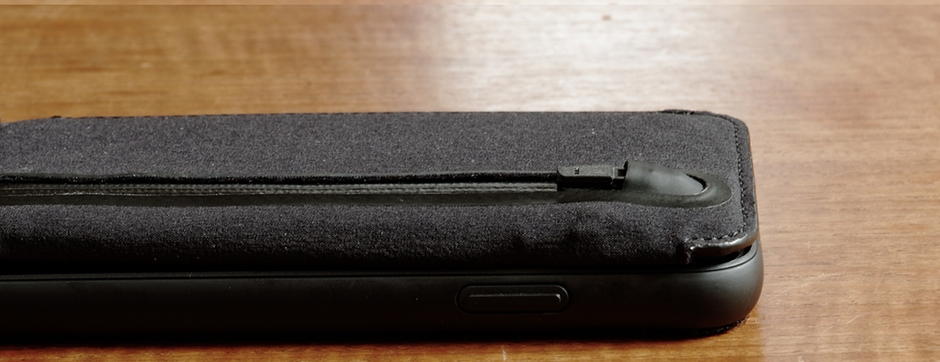 ストレッチ素材は復元力も高く収納力とスリムさを両立