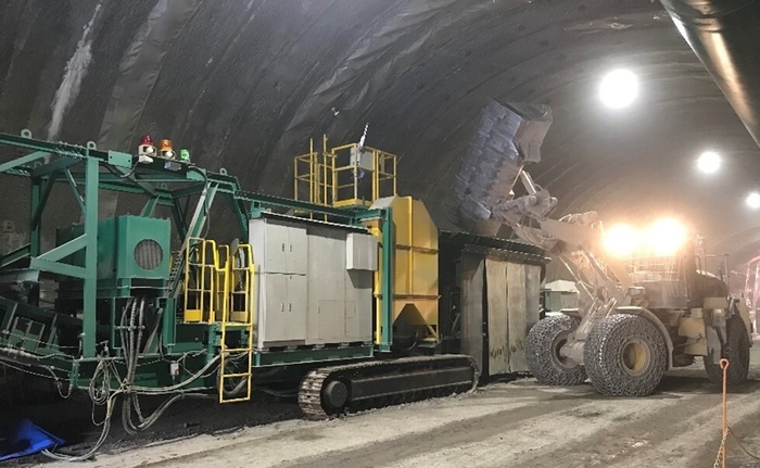 写真2:ホイールローダによるズリ投入状況