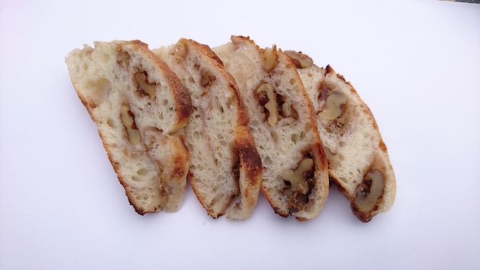 ブルーチーズとくるみがたっぷり!グルマンの自信作「石窯ブルーチーズとくるみ」2