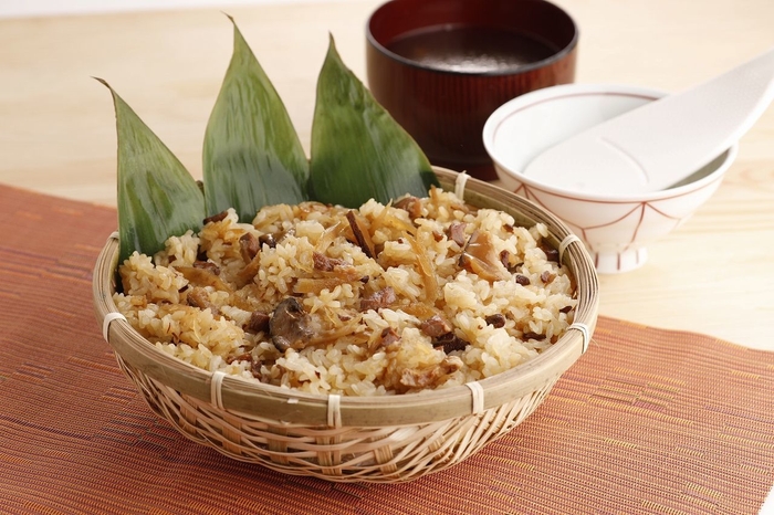 鶏とごぼうのおこわ盛り付けイメージ