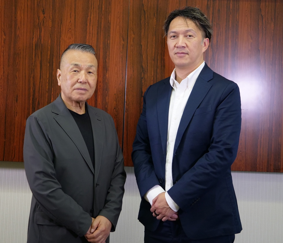 （写真左）株式会社シーガル・リゾートイノベーション 代表取締役 戸澤 千秋 ／ 2007年から約19年かけて「水上温泉 源泉湯の宿 松乃井」の再建に尽力　（写真右）GENSEN HOLDINGS株式会社 代表取締役 川﨑 俊介 ／ 戸澤氏から物件運営のバトンを受け「大江戸温泉物語Premium 松乃井」をグランドオープン