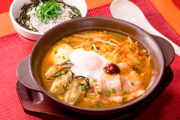 瀬戸内産牡蠣の辛口チゲ(半玉うどん入り)