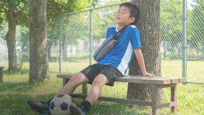 猛暑対策「飲める冷却」 凍結ペットボトルで体幹を冷やす新発想ポーチ