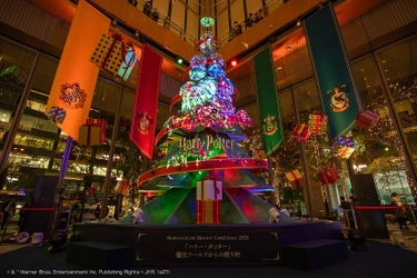 東京・丸の内エリアで開催中の 「Marunouchi Bright Christmas 2021」にて、 2種のツリーに日本セキソー製「防炎白パネル」が採用