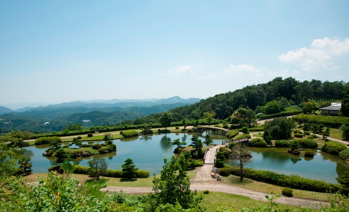 中国山地の山並みを借景にする日本庭園「東林苑」