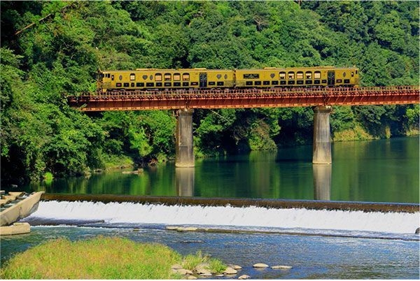 或る列車（あるれっしゃ）＜JR九州＞