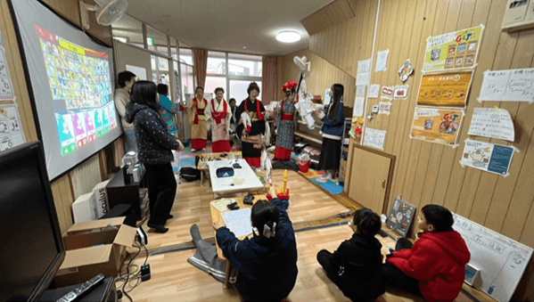 建築学部の学生らが運営する「ゲーム寺子屋」の活動風景