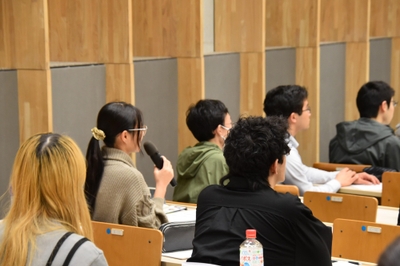 グループワークの検討結果を発表する学生