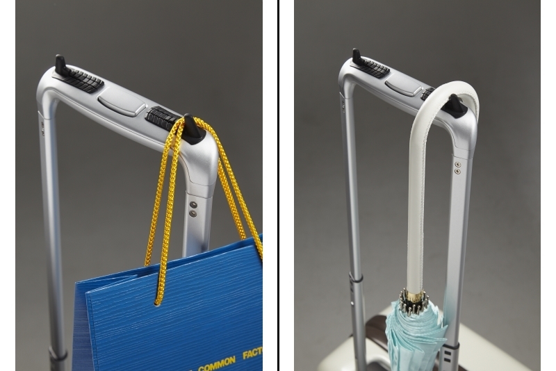 傘や袋が掛けられて便利!