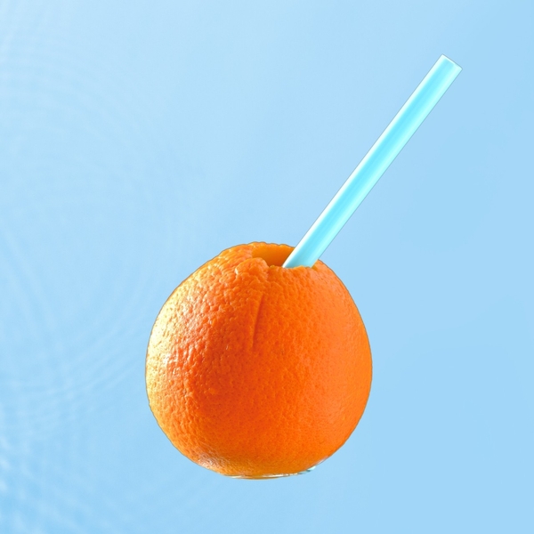 ストローをさしたオレンジの器で飲む、つぶつぶ感が楽しい果汁100％のオレンジジュース