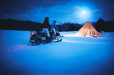 星野リゾート　トマム（北海道勇払郡占冠村） 月夜に雪原を駆け巡る 「月光スノーモービルツアー」を初実施 実施日：2018年12月22日～24日、2019年1月20日～22日、 2月19日～21日、3月20日～22日