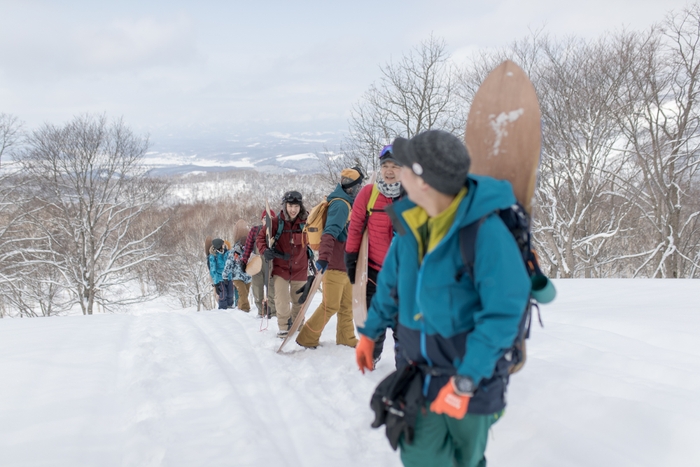 春の雪山を登る