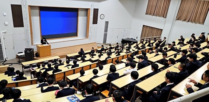 令和7年(2025年)4月に実施した警察講話の様子