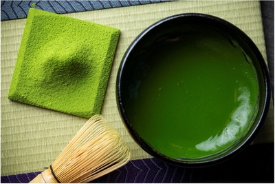 美しい緑色が特徴。店内で丁寧に練り上げた「お濃茶」を使用しております
