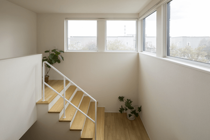 明るい陽射しが入る階段スペースも子どもたちの居どころ