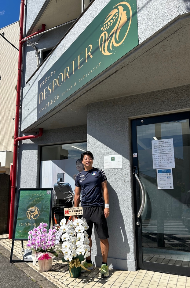 外観と坂口氏（代表）