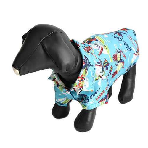 「ペット アロハシャツ ライトブルー」ハワイらしい賑やかなモチーフの間に犬の歩いていくフットプリントがポイント。